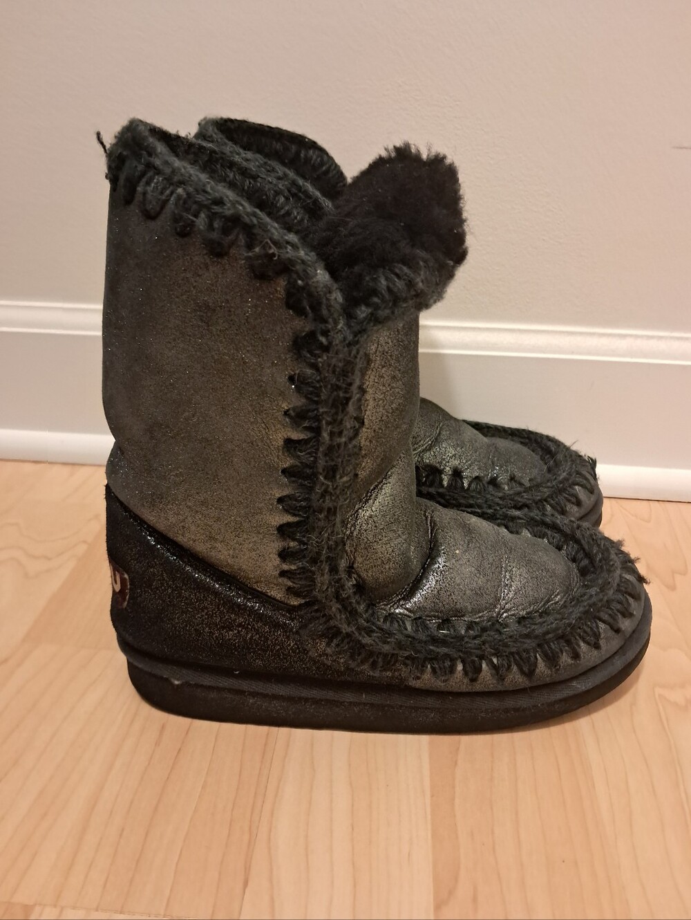 Mou Boots Women's 7/7.5 Silver Metallic Eskimo 24 Whipstitch Trim Cozy Winter